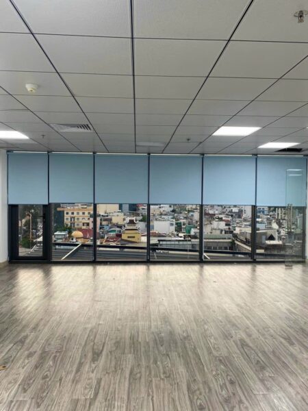 Rèm cuốn trơn cho văn phòng cản nắng, cản sáng 100%
